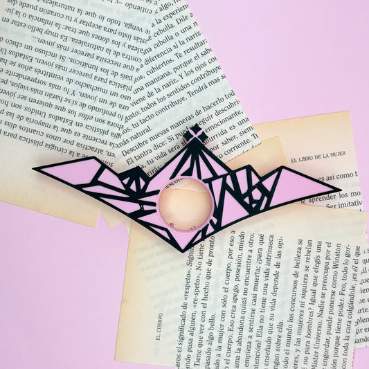 Sujeta páginas libro inspirado en ACOTAR