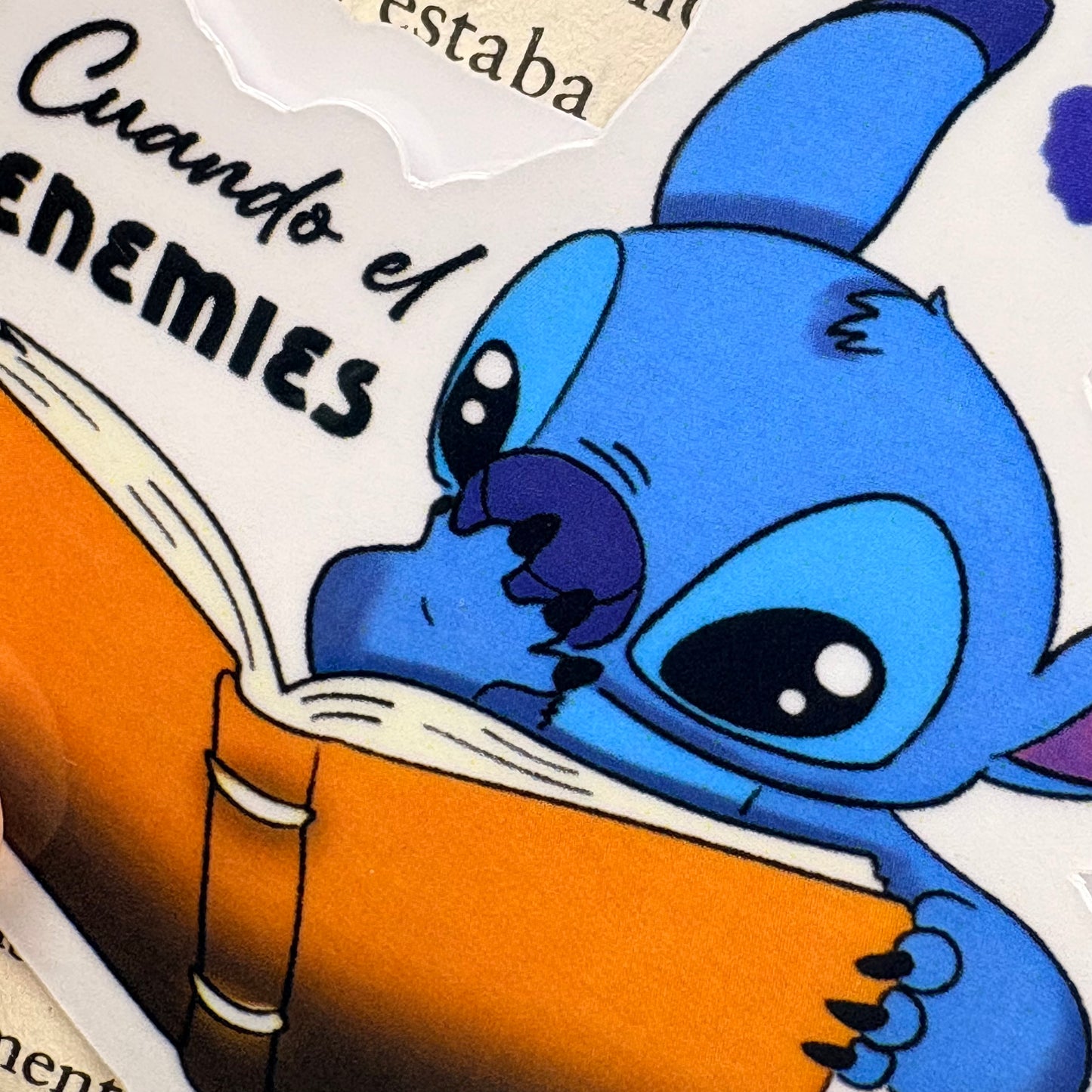Marcapáginas magnético de Stitch leyendo